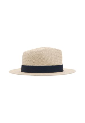 Chapeau fedora en paille tissée beige avec un large ruban noir autour de la base de la calotte et un bord plat.