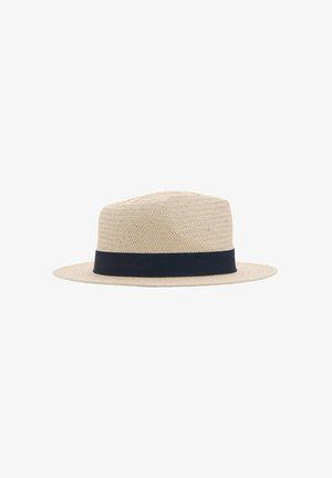 Chapeau fedora en paille tissée beige avec un large ruban noir autour de la base de la calotte et un bord plat.