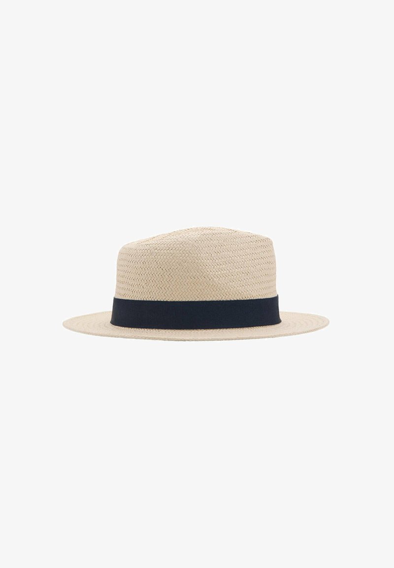 Chapeau fedora en paille tissée beige avec un large ruban noir autour de la base de la calotte et un bord plat.