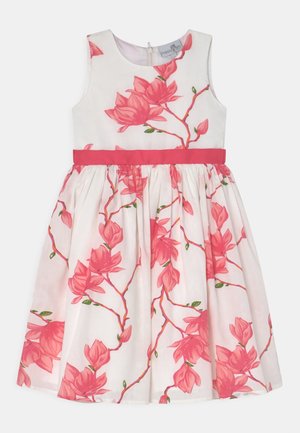 Ärmelloses weißes Kleid mit rosa Blumenranken und einem rosa Taillenband, entworfen für junge Mädchen.