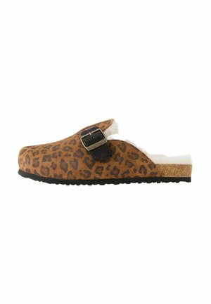 Slipper in pelle scamosciata marrone con stampa leopardata, dotato di un morbido rivestimento in pelliccia e caratterizzato da una fibbia nera e una suola in gomma testurizzata.