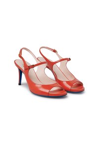 Tacchi slingback in pelle laccata rossa con design open toe, cinturino regolabile e dettaglio blu sul tallone. Texture liscia, forma elegante.