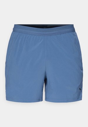 Blauwe sportieve shorts met een elastische tailleband, gemaakt van lichtgewicht, gladde stof; voorzien van een logo aan de onderzijde van de linkerkant.