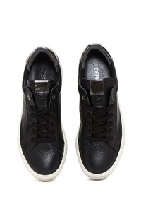 Zwarte leren sneakers met een gestructureerde afwerking, witte rubberen zool, ronde neus en contrasterende metallic accenten op de tong. Vetersluiting.