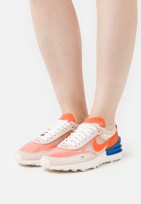 Nike Sportswear W NIKE WAFFLE ONE - Sapatilhas - pearl white/rush orange/madder root/game royal/sail