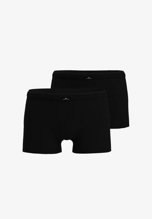 Zwei schwarze Boxershorts für Männer mit elastischem Bund und kleinen mittigen Etiketten vorne, nebeneinander auf weißem Hintergrund angeordnet.