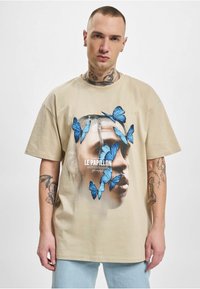 Upscale by Mister Tee LE PAPILLON OVERSIZE  - Marškinėliai su spaudiniu - sand