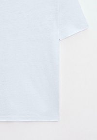 T-shirt en coton bleu clair à manches courtes avec un col rond, présenté de face sur un fond blanc uni.