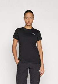 Μαύρο μπλουζάκι από μαλακό ύφασμα, με στρογγυλή λαιμόκοψη και κοντά μανίκια. Διακριτικό λευκό λογότυπο στο αριστερό στήθος. Απλό σχέδιο.