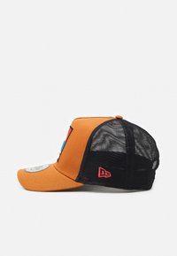 Orange Baseballkappe mit schwarzem Netzrücken, vorne mit einem Grafikdesign in Blau und Rot. Gebogener Schirm und verstellbarer Riemen.