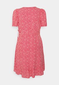 Robe rouge à fleurs avec manches courtes bouffantes, ceinture à la taille et jupe évasée. Le motif présente de petites fleurs blanches sur un fond rouge.