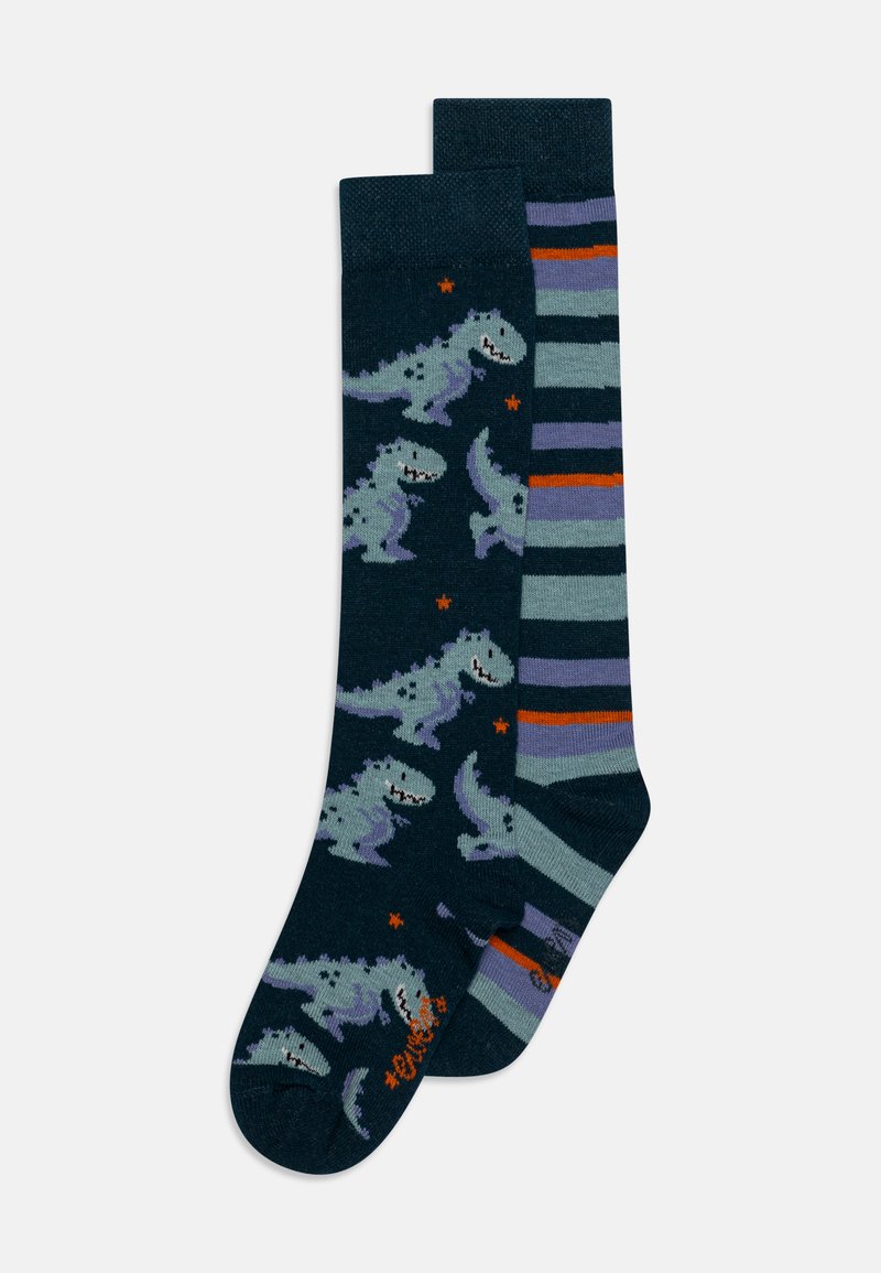 Baumwollsocken: eine navy-blaue mit grünem Dinosaurierdruck und Sternen, die andere gestreift in navy, grau, lila und orange. Weiche Textur und knöchellang.