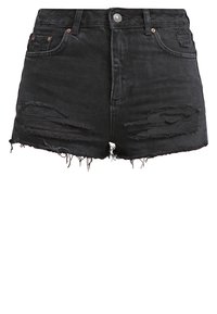Shorts de mezclilla negra con cintura alta, detalles desgastados con bordes deshilachados y diseño de cinco bolsillos.