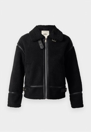 Mustan fleece-jope kraega, tõmblukuga, naha aktsentidega õlgadel ja mansettidel ning reguleeritavate randmete detailidega.