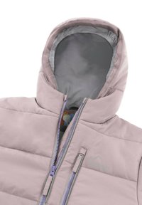 Hellviolette gesteppte Jacke mit Kapuze, mit einem vorderen Reißverschluss, grauem Futter, zwei Reißverschlusstaschen und einem Berg-Logo.