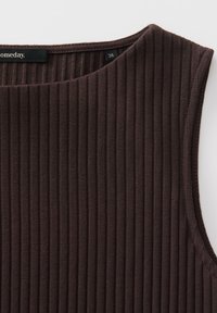 Brown ribbed sleeveless top featuring a wide neckline and a tag indicating size 36. Fabric has a soft texture with vertical lines.