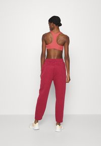 Sweaty Betty ESSENTIALS TAPER TROUSER - Calças de fato de treino - falu red