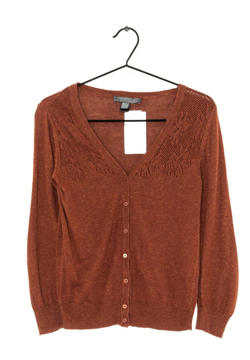 Cardigan rouille à boutons avec manches longues et détail en dentelle près des épaules, suspendu à un cintre en fil noir avec une étiquette blanche.