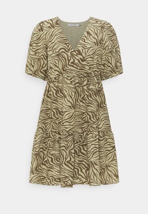 Lyhyt beige ja ruskea seepra-kuosiset mekko, jossa V-kaula-aukko, pussimaiset lyhyet hihat, kerätty vyötärö ja kerroksittainen helmaosa.
