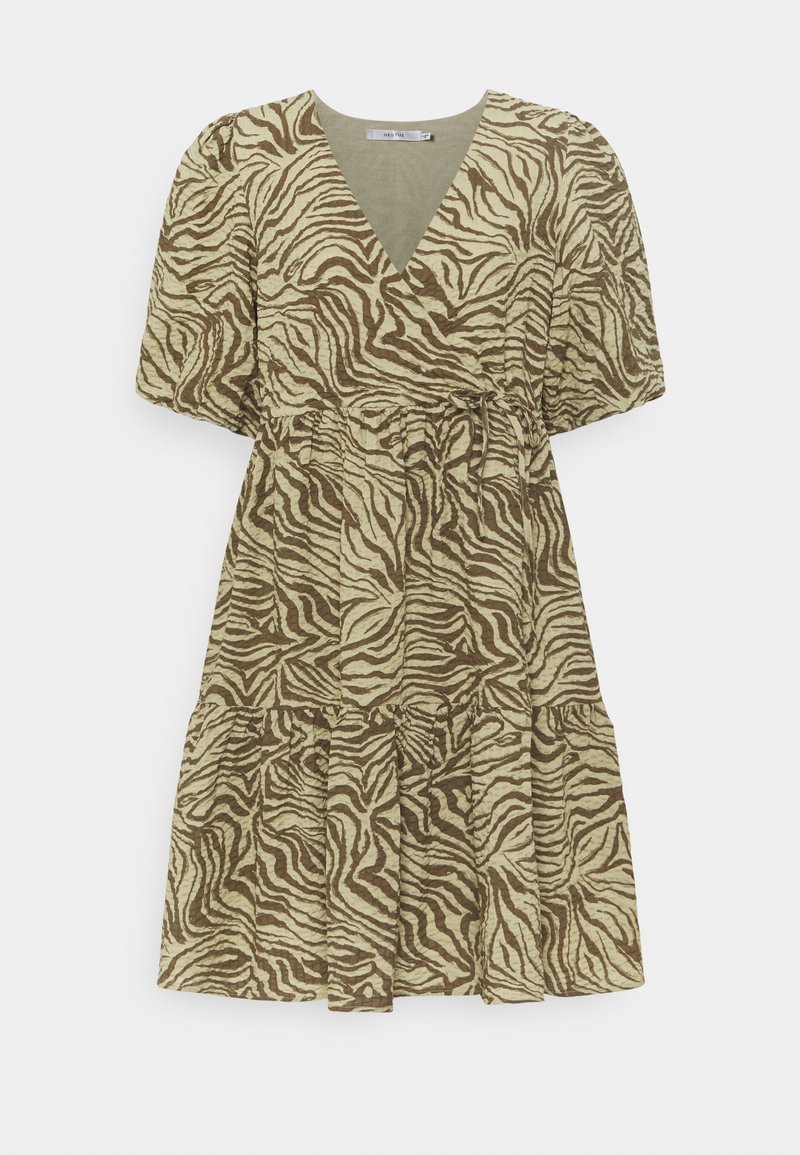 Robe courte beige et marron à imprimé zèbre avec col en V, manches courtes bouffantes, taille froncée et jupe à volants superposés.