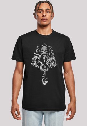 Svart bomull t-skjorte med et sølvfarget grafisk design av et hodeskalle omgitt av dekorative mønstre og en blekksprut. Kortsleeves og rund hals.