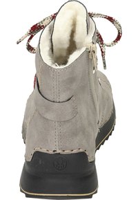 Graue Wildleder-Ankle-Boots mit Kunstfellfutter, geflochtenen mehrfarbigen Schnürsenkeln, seitlichem Reißverschluss und schwarzer Gummisohle. Mit dekorativer Stickerei.