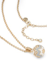 Collar en tono dorado que presenta un colgante de patrón gris, blanco y dorado con piedras incrustadas. Los eslabones de la cadena son lisos y cuenta con un cierre de langosta.