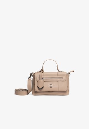 Beige leren handtas met een bovenhandgreep, voorvak met rits, afneembare schouderriem en zilverkleurige logo-sluiting op witte achtergrond.