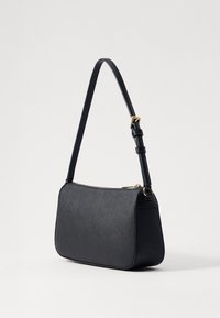 Sort læderhåndtaske med en elegant, rektangulær form. Har en robust skulderrem og gyldne metaldetaljer. Tekstureret overflade.