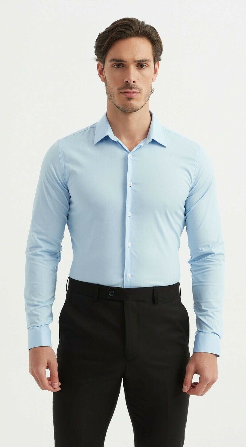 Chemise à manches longues bleu clair avec un col boutonné et des boutons blancs. Portée avec un pantalon noir. Tissu lisse et sans plis.