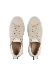 Sneakers beige con una toma superiore liscia e testurizzata, dotate di chiusura con lacci e di un piccolo accento nero sul tallone. Fodera interna morbida visibile.