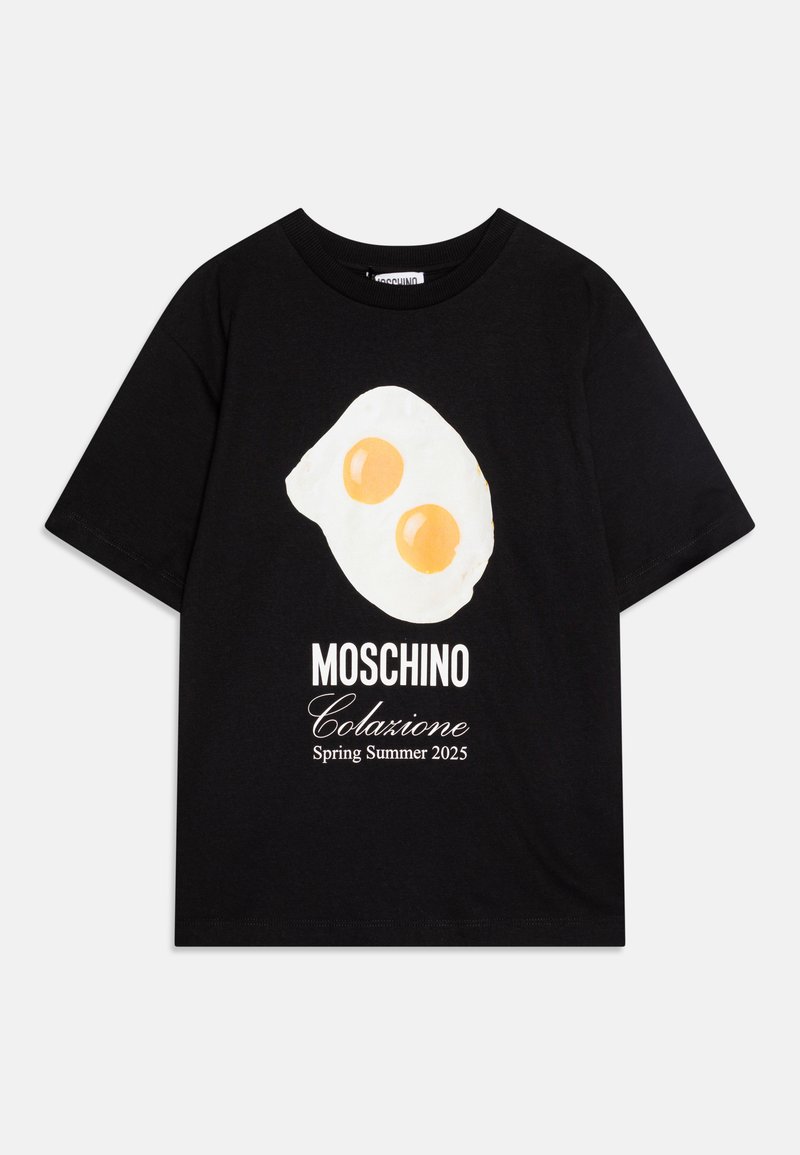 Camiseta de algodón negra con un gráfico amarillo y blanco de un huevo frito, con "Moschino Colazione Primavera Verano 2025" en texto blanco.