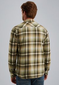 Camicia da uomo a quadri in tonalità gialle, verdi e nere. Presenta un colletto abbottonato, maniche lunghe e una vestibilità comoda con un motivo a scacchi.