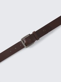 Ceinture en cuir brun foncé avec une boucle rectangulaire en métal argenté et plusieurs trous pour ajuster la taille, avec une texture lisse.