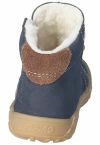 Stivale alla caviglia in pelle blu navy con accento in camoscio marrone sul tacco, fodera in pile bianco e suola in gomma con logo "PEPINO".
