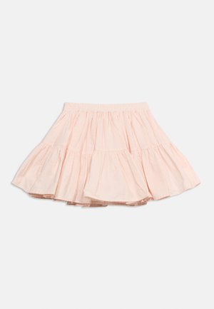 Ροζ ανοιχτό μίνι φούστα με στρώσεις, ραφές με σούρες και ελαστική μέση σε απλό φόντο.