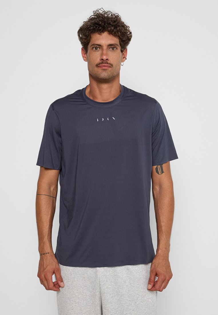 Born Living Yoga Sport T-shirt donkerblauw Born Living Yoga Sport T-shirt donkerblauw