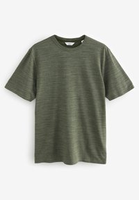 Tricou verde cu mânecă scurtă, realizat dintr-un material texturat și ușor, cu dungi orizontale subtile și guler rotund.