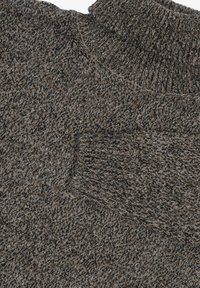 Sweter dziany w brązowo-szary melanżowy wzór. Posiada wysoki kołnierz oraz fakturowany materiał o miękkim, przytulnym wyglądzie.