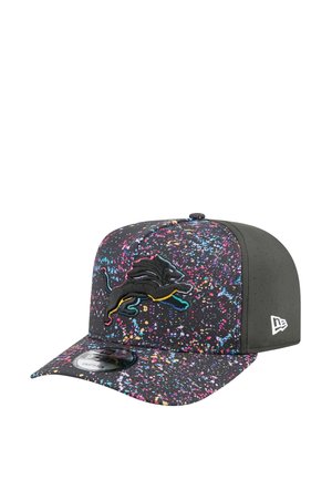 Casquette noire avec un motif éclaboussé coloré ; dotée d'un logo de lion noir brodé, d'un bord plat et de panneaux latéraux perforés pour la respirabilité.