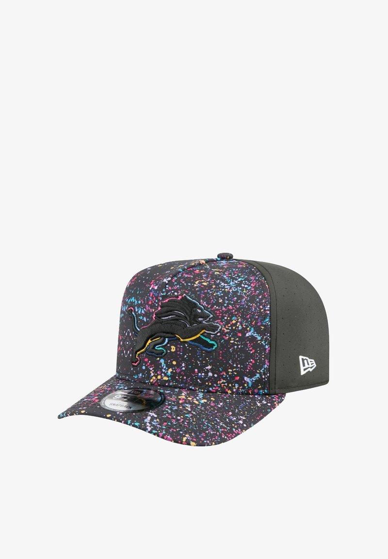 Schwarze Kappe mit buntem Spritzer-Muster; ausgestattet mit einem gestickten schwarzen Löwenlogo, flachem Schirm und perforierten Seitenteilen für Atmungsaktivität.