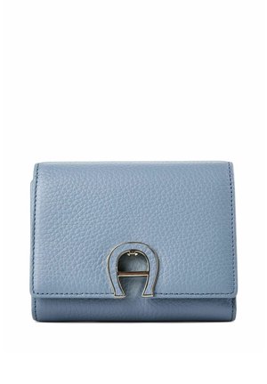 Cartera compacta de piel azul claro con superficie textura y un cierre plateado con forma de herradura en la solapa frontal.