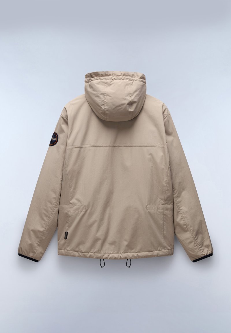 Beige hoodie met een gladde, matte afwerking, drawstring onderkant, zijzakken en een patch op de linkermouw.