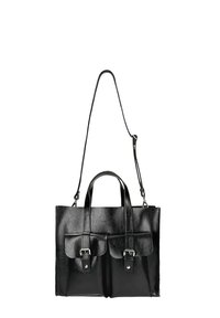 Borsa tote in pelle nera con due tasche frontali, tracolla regolabile e doppi manici superiori. Presenta una superficie liscia e hardware in argento.