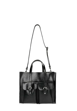 Borsa tote in pelle nera con due tasche frontali, tracolla regolabile e doppi manici superiori. Presenta una superficie liscia e hardware in argento.