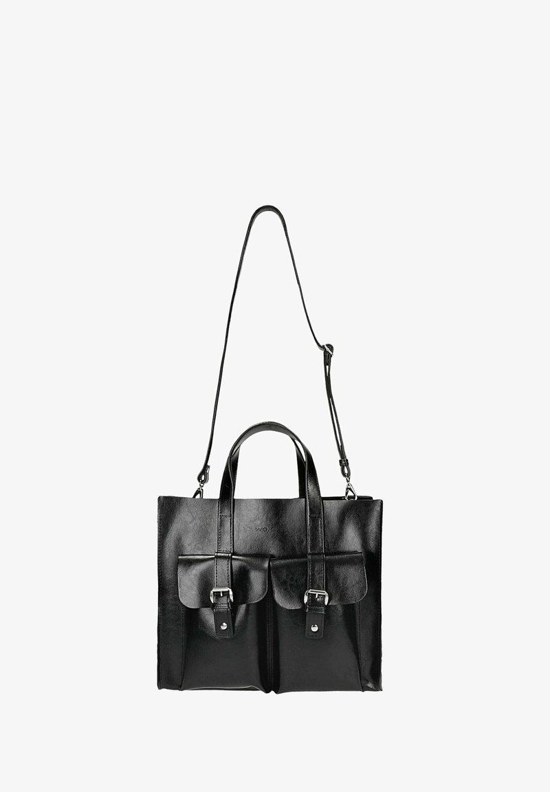 Borsa tote in pelle nera con due tasche frontali, tracolla regolabile e doppi manici superiori. Presenta una superficie liscia e hardware in argento.