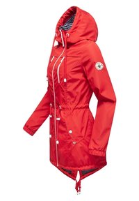 Veste imperméable rouge avec capuche, taille élastique, cordons de serrage blancs et intérieur rayé. Comprend une poche zippée à l'avant et un patch de marque.