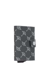 Billetera gris hecha de cuero texturizado, con un patrón de hojas blancas, asegurada con un botón a presión y de forma rectangular compacta.
