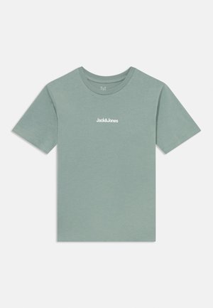 T-shirt en coton vert avec un col rond, des manches courtes et un logo "Jack&Jones" blanc imprimé sur la poitrine. Texture lisse.