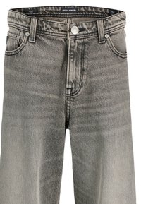 Grijze, gewassen denim jeans met knoopsluiting, riemlussen en zichtbare voorkruiden, gelabeld met "Jack & Jones" aan de binnenkant van de tailleband.